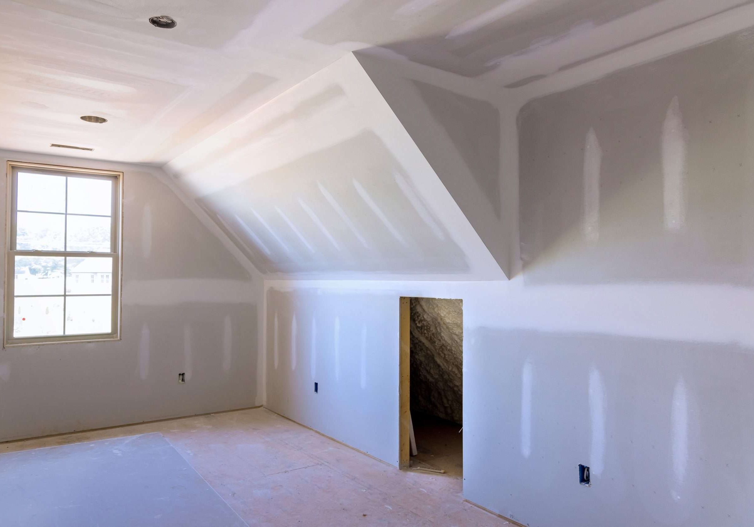 Laid plastering gypsum on the walls and ceiling of a newly built house to drywall seams